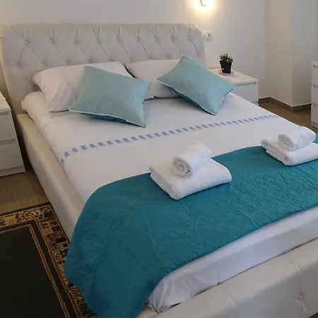 2 Bedroom Lovely Apartment In Zadar *