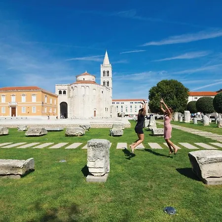 2 Bedroom Lovely Apartment In Zadar Lägenhet *